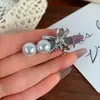 Doce e Descolada Menina Prata Borboleta Grampo de Cabelo Luxo Acessível Design High-End Pérola Bico de Pato Clipe Ins Nicho Versátil Acessório de Cabeça