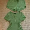 Conjunto de Pijama Simples Verde Estilo Coreano com Gola Henley de Manga Curta para Mulheres, Novo Estilo de Verão, Shorts Confortáveis, Conjunto para Usar em Casa, Pode Ser Usado ao Ar Livre