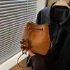 Bolso tipo cubo retro de lujo ligero para mujer, nueva colección 2026, moda nicho, bolso de hombro versátil, bolso cruzado para el día a día