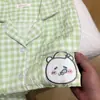 Pijama Fofo de Verão Novo Estilo Japonês para Mulheres, Shorts de Manga Curta, Roupa de Casa para Estudantes, Conjunto de Peça Externa com Urso Autodepreciativo em Xadrez