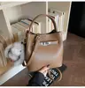 Bolso retro de moda para mujer, nuevo modelo primavera 2026, bolso de hombro y cruzado casual versátil de alta gama