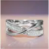 Anillo de Moda Europeo y Americano de Dos Tonos con Forma de X Cruzada y Tachonado de Diamantes - El Más Vendido de Tilini