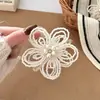 Pinza de Garra Única con Pétalos de Flor Hueca Pasador de Flor de Perla Hecho a Mano para Mujeres 2026 Nuevo Accesorio para el Cabello de Alta Gama Pinza de Tiburón Pinza para el Cabello