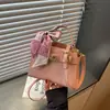 2026 Principios de Otoño Nuevo Bolso Cruzado de Hombro Único Elegante Color Sólido Bufanda de Seda Lazo Personalidad Bolso Cuadrado Pequeño de Mano Moderno