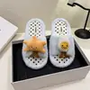 Zapatillas suaves y lindas de peluche para mujer, nueva colección otoño/invierno 2026, zapatillas de algodón de una tira silenciosas y antideslizantes para interiores para mujer
