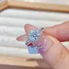Anel de Moissanita 1ct Luz de Luxo Totalmente Cravejado Zircônia Brilho Explosivo Anel Banhado a Cobre Dourado Testador de Diamante Caneta Transfronteiriço Transmissão Ao Vivo Branco