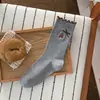 Meias femininas marrons para outono e inverno com laços, meias de cano médio doces e fofas, meias de algodão sem costura, meias largas estilo Maillard para primavera e outono