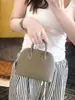 2025 Nuevo Mini Bolso de Cuero Genuino Semi-Hecho a Mano con Hilo Encapsulado y Herrajes de Acero, Estilo Cápsula de Bola de Bolos, Bolso de Hombro Cruzado para Mujer