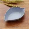 Pequenos pratos criativos em formato de folha de plástico para uso na cozinha de casa, perfeitos para servir petiscos de palha de trigo temperados, picles e molhos para mergulhar.