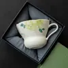 Taza de té de cerámica pintada a mano bajo vidriado de peonía y mariposa con asa, taza de maestro, juego de té kung fu para uso doméstico