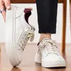 Dropshipping Otoño e Invierno 2026 Calzado Casual Impermeable de Cuero de Alta Calidad para Exteriores Ins Estilo Hong Kong Zapatos Blancos Calzado de Trabajo Zapatos para Hombre