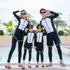 Traje de buceo para padres e hijos de Corea del Sur, traje de baño de manga larga con medusas para parejas, cremallera dividida, pantalones de protección solar, traje de snorkel, adelgazante