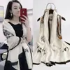 Novo Estilo de Lenço de Seda 2026 para Mulheres, Fashion e Versátil, Presente para Mãe, Dia da Mulher, Lenço Longo de Seda Falsa, Xale, Caixa de Presente, Lenço de Chiffon