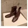 Versão em Couro de Vaca Estilo Francês Bico Quadrado Pequeno Efeito Amassado Enrugado Couro de Cavalo Emagrecedor Versátil Salto Bloco Botas Curtas Slim para Mulheres, Novo Modelo Outono e Inverno