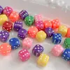 Colgantes de dados acrílicos con agujeros angulados, adecuados para pulseras de bricolaje, dijes para teléfono, llaveros y otras creaciones de joyería - al por mayor