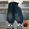 Calça Infantil Inverno 2026 Nova Crianças Espessada Quente Jeans Longa Menino Tendência Cool Calça de Perna Curva Forrada com Lã