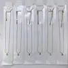 Moderna e luxuosa, esta colorida corrente de aço titânio com tulipas de diamante é uma peça delicada e única com um estilo doce e charmoso.. É um novo design floral que complementa qualquer look e é perfeito como uma corrente para a clavícula.