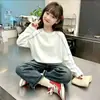 Camiseta estilosa e da moda para meninas Primavera/Outono 2026 Manga Longa Costura Contrastante Algodão Puro Gola Redonda Top Estilo Coreano Camiseta Base para Meninas