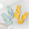 Zapatillas de masaje con flores, zapatos de mujer, chanclas de verano nuevas, sandalias de playa planas de color sólido a la moda para mujer, venta al por mayor de marea