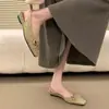 Sandálias Fechadas com Laço de Bolinhas Estilo Suave Coreano First Encounter Season para Mulheres, Sapatos Vazados Planos, Novo Modelo 2026