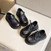 Sapatos de Couro para Meninas 2026 Novo Modelo Primavera e Outono Sapatos para Apresentação Escolar Infantil para Crianças Maiores, Mocassins Pretos com Solado Macio