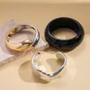 Pulsera de Superficie Fotosensible Metálica Europea y Americana con Apertura Redonda Geométrica de Cruz Simple y Versátil Elegante de Gama Alta Joyería de Mano Transfronteriza