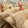 Estilo Ins, fresco e delicado, com amarrações de fita e um design de gaze dupla camada, um popular conjunto de cama de quatro peças, um conjunto de capa de edredom de três peças doce e feminino