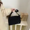 Mochila de ombro único cor sólida, transversal, novo tecido de nylon, esportes de lazer ao ar livre 2026, grande capacidade, artística, moda, simples