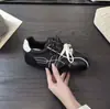 Zapatos de entrenamiento alemanes de suela gruesa para mujer, nuevo modelo de otoño 2026, zapatos casuales versátiles de retazos en tono marrón nicho para personas menudas