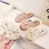 Pantuflas Casuales para Niñas con Lazo de Pedrería Verano 2025 Nuevas Sandalias de Suela Suave para Niñas Zapatos de Princesa con Punta de Perla