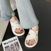 Novas Chinelos de Moda 2024 com Tira Cruzada e Solado Grosso para Uso Externo de Verão Feminino Chinelos de Dedo Populares Transfronteiriços Chinelos Antiderrapantes