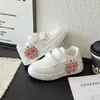 Zapatillas Blancas Infantiles 2026 Moda Casual Estilo Nuevo Zapatos con Velcro para Estudiantes, Zapatillas Deportivas Versátiles para Niñas