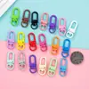 Fabricante en stock anillo de tarjeta anillo de hierro llavero pintado a mano pintura metálica hebilla de perro hebilla de gancho de color colgante de joyería DIY