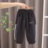 Calça Jogger Esportiva Simples Infantil para Meninos e Meninas, Listrada para Primavera e Outono, com Estampa em Inglês e Punhos Laterais Canelados, para Uso Diário