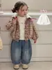 Abrigo de algodón de invierno para bebés niñas, estilo retro, diseño a cuadros de corte holgado, forrado de felpa, atuendo de invierno moderno para niñas pequeñas