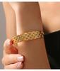 Europa y Estados Unidos nuevo diseño de personalidad pulsera de rombos de rejilla simple lujo ligero nicho acero de titanio chapado en oro de 18k pulsera venta al por mayor