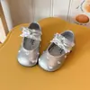 Zapatos de princesa para niñas estilo nuevo, dulces zapatos de piel para bebé de 2026 para niños, zapatos planos de suela blanda para niñas con lazos y diseños de corazón para primavera y otoño