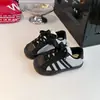 Nuevas zapatillas deportivas infantiles de otoño 2026, unisex para niños, con cierre de velcro, puntera reforzada, diseño de panda blanco y negro, zapatillas para correr