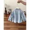 Camisa de ropa para niños, camisa vaquera de primavera y otoño para niños, nueva camisa exterior a rayas, chaqueta vaquera desgastada para niños