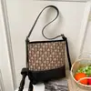 Bolso de Hombro Tote Gran Capacidad Forma de D Bordado Estampado Bolso para Mujer 2025 Bolso Cubo Ligero Casual Bolso Cruzado