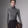 Suéter de punto sin costuras para mujer de otoño e invierno con cuello alto, hecho de lana pura finamente hilada, de manga larga, top ajustado para usar como capa base