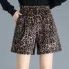 Novos shorts femininos para outono e inverno, modernos e versáteis, calças largas soltas com cintura elástica, shorts de corte A, calças casuais de corte bootcut com estampa de leopardo, da moda