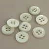 Botones de Concha Natural en Stock Botones de Concha de Caracola Natural Botones Genuinos de Concha Botones de Cuatro Agujeros de Borde Ancho Alta Calidad Venta al por Mayor