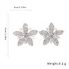 Brincos Retro Europeus e Americanos com Pino de Prata e Flores Incrustadas com Diamantes, Brincos Estilosos e Exquisitos com um Toque de Luxo Leve e de Alto Padrão para Mulheres