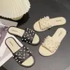 Pantuflas de Verano para Mujer Ropa de Exterior 2024 Nuevas Antideslizantes Alto Valor Facial Letras Rojas de Internet Pantuflas para Mujer Tono Vibrante Generación Rápida de Mano