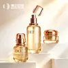 Set de botellas de vidrio ámbar estilo lujo con detalles en oro rosa, incluyendo botellas para loción y crema, y sérum antiedad - un producto de alta gama