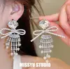 ¡Borlas exquisitas! Pendientes de aguja plateada con lazos incrustados de diamantes y borlas de circonita, estilo fresco y minimalista, pendientes de lujo ligero