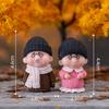 Micropaisaje creativo suéter de invierno figura abuelo y abuela muñeca accesorios de decoración escritorio horneado pequeños adornos