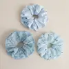 Diadema de pelo de gran tamaño con rayas plisadas azul claro para coleta estilo coreano suave ambiente perezoso accesorio de tela para el pelo