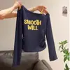 Nova Camisola Americana de Moda Outono/Inverno com Estampa de Letras Versátil Off-Shoulder Camiseta Básica de Manga Longa para Mulheres